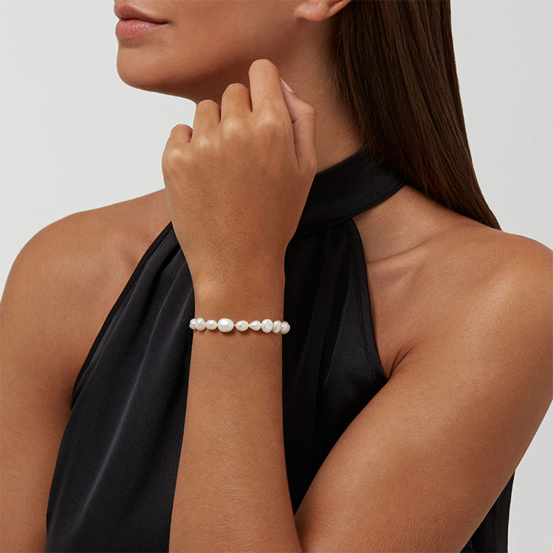 perlenarmband-weiss-getragen perlenarmband-weiss-getragen