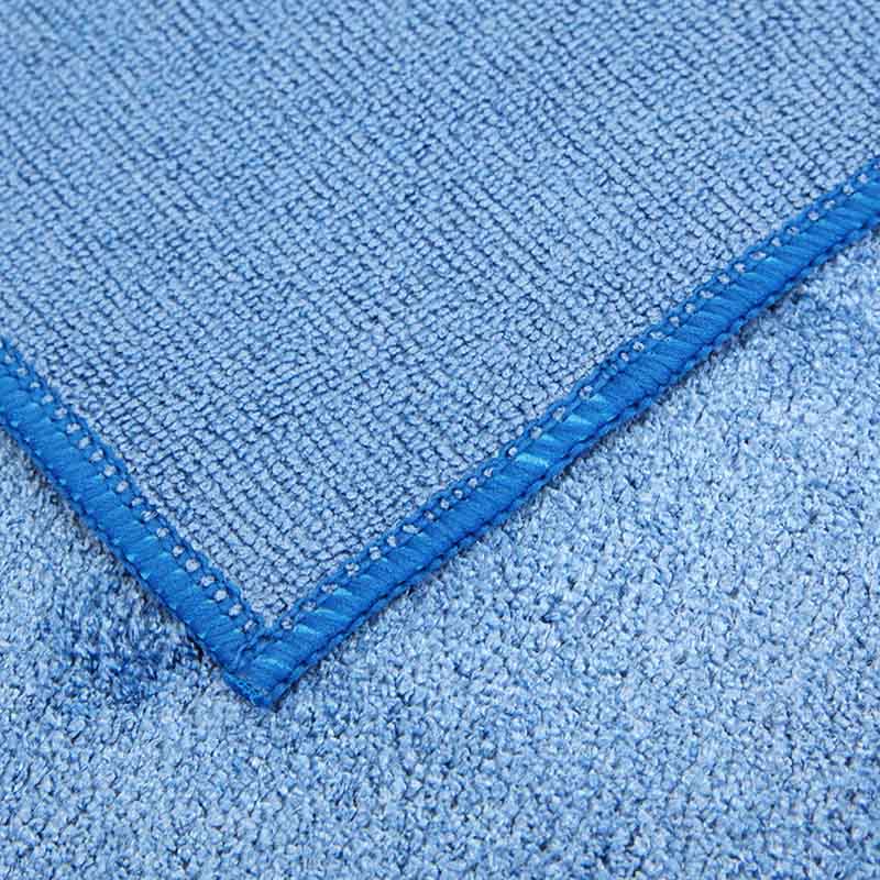 Detailaufnahme der Micro Magic Bodentücher in Taubenblau mit hochwertiger Mikrofaserstruktur und zwei unterschiedlich gewebten Reinigungsseiten für starke Schmutzlösung und Bodenpflege