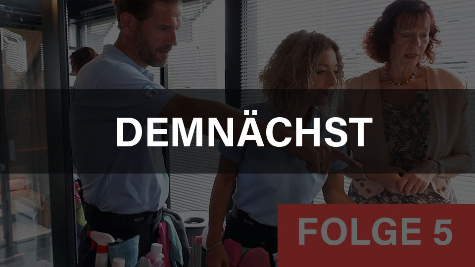 Vorschau-Bild mit Personen in einem Raum, der Hinweis "Demnächst" über dem Bild und "Folge 5" in einem roten Kasten. Themen: Unterhaltung, TV-Sendung, Vorschau, Episode, Serie. Fokus auf bevorstehender Ausstrahlung einer Episode.