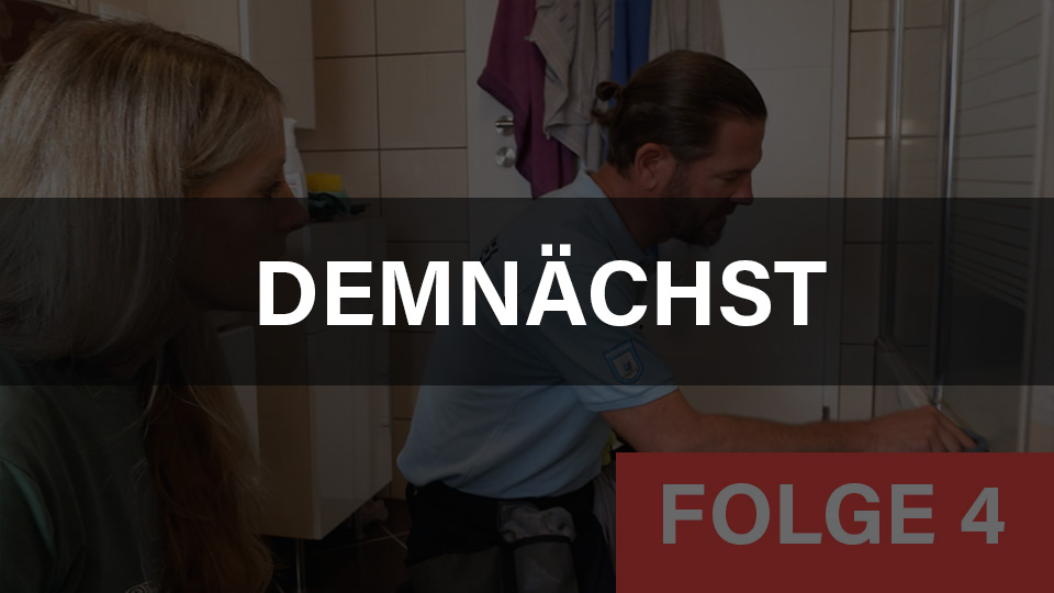 Demnächst Folge 4 Ankündigung, Handwerker bei Reparaturarbeit im Bad, Heimwerker, Renovierung, Badezimmer, Fliesen, Haushaltsreparatur, Werkzeugeinsatz, Handwerksdienstleistung, Heimwerkerprojekt, Reparaturservice, Installation, Renovierungsarbeiten.