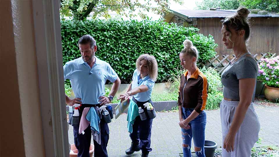 Reinigungsprofis im Einsatz im Garten, Putzutensilien wie Tücher und Sprühflaschen, Hausreinigungsdienst, professionelle Reinigungsfirma, Außenbereich, effektive Reinigung, Reinigungsservice, Sauberkeit, Hygiene, Haushaltsdienstleistungen.