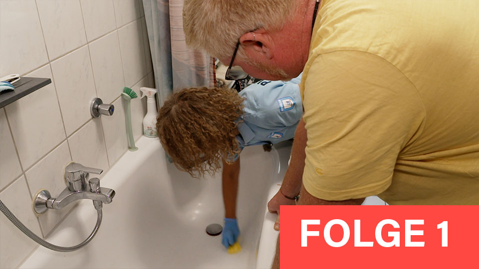 Putz-Polizei hilft Familie Kleinschmidt in Staffel 1 Folge 1 bei Putzproblemen im Badezimmer – echte Vorher-Nachher-Reinigung