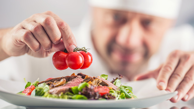 koch-in-der-kueche-dekoriert-essen koch-in-der-kueche-dekoriert-essen
